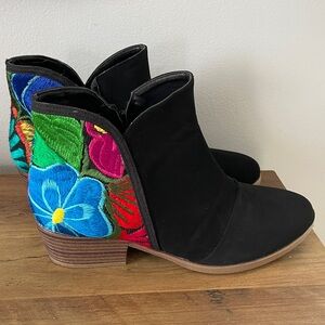 womans Suede Ankle Boots with Mexican Embroidery Details  size 25 mex. 7.5 US
